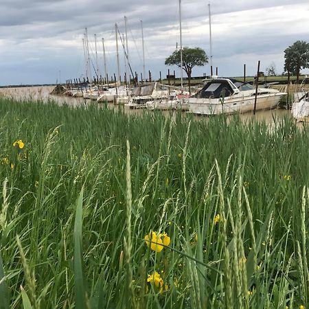 Appartement Avec Vue Panoramique Sur L'Estuaire De La Gironde Plassac  Eksteriør billede